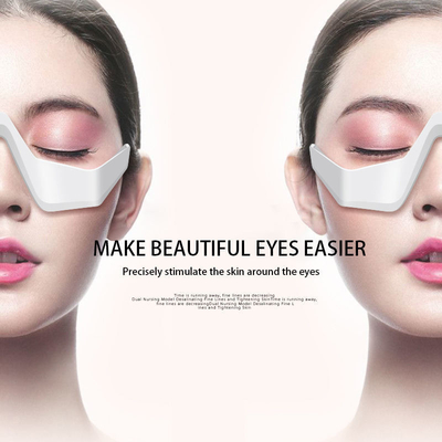 Massage des yeux à la lumière rouge pour éliminer les rides et les cernes au bureau