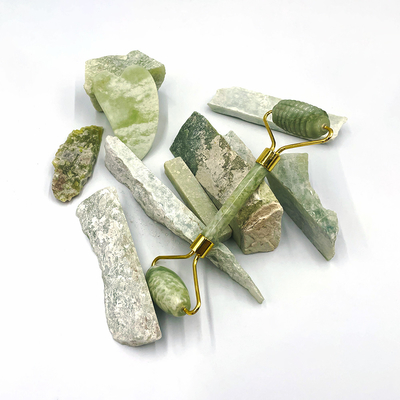 Un jeu de rouleaux en jade de pierre Xiuyan 100% naturel pour le lifting du visage et le raffermissement de la peau