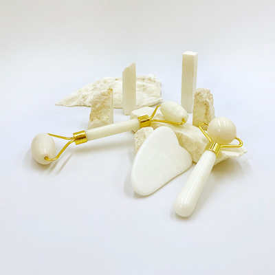 2023 Nouveaux modèles Yin Yang Gua Sha Set 100% rouleau de jade naturel pour les soins de la peau du visage